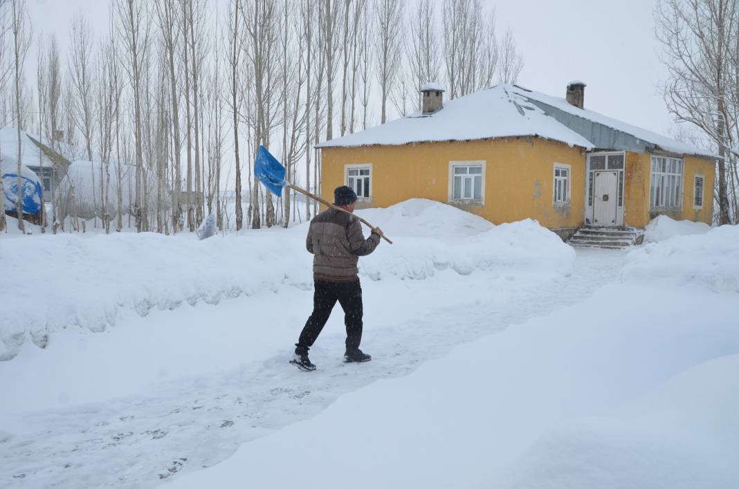 Hakkari ve Yüksekova’da kar 2 metreyi aştı. Tek katlı evler ve ahırlar kara gömüldü 12